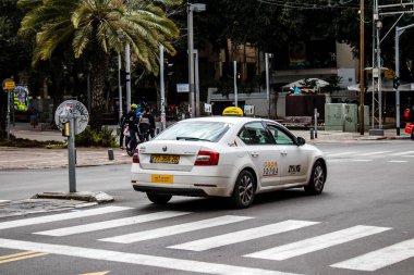 Tel Aviv, İsrail - 09 Mart 2022 Coronavirus salgını sırasında Tel Aviv sokaklarında araba sürmek, maske takmak zorunludur.
