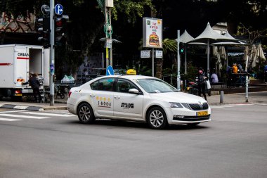 Tel Aviv, İsrail - 09 Mart 2022 Coronavirus salgını sırasında Tel Aviv sokaklarında araba sürmek, maske takmak zorunludur.