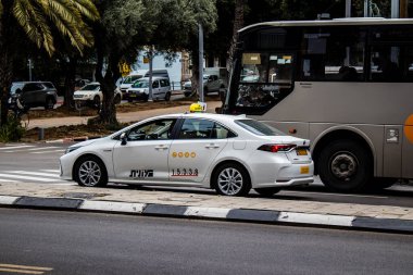 Tel Aviv, İsrail - 09 Mart 2022 Coronavirus salgını sırasında Tel Aviv sokaklarında araba sürmek, maske takmak zorunludur.