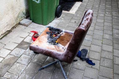 Tel Aviv, İsrail - 15 Mart 2022 İtfaiye aracı Tel Aviv sokaklarına park etmiş, itfaiyeciler şehir merkezindeki bir binanın girişindeki yangını söndürmek için müdahale etmişler.