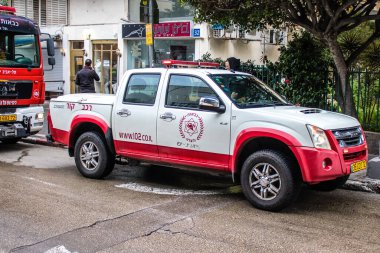 Tel Aviv, İsrail - 15 Mart 2022 İtfaiye aracı Tel Aviv sokaklarına park etmiş, itfaiyeciler şehir merkezindeki bir binanın girişindeki yangını söndürmek için müdahale etmişler.