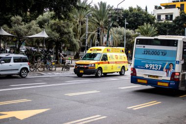 Tel Aviv, İsrail - 15 Mart 2022 Ambulans Coronavirus salgını sırasında Tel Aviv sokaklarından geçerek İsrail 'i vurdu