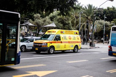 Tel Aviv, İsrail - 15 Mart 2022 Ambulans Coronavirus salgını sırasında Tel Aviv sokaklarından geçerek İsrail 'i vurdu