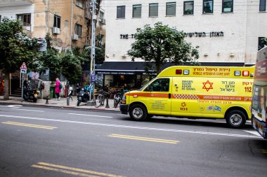 Tel Aviv, İsrail - 15 Mart 2022 Ambulans Coronavirus salgını sırasında Tel Aviv sokaklarından geçerek İsrail 'i vurdu