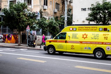 Tel Aviv, İsrail - 15 Mart 2022 Ambulans Coronavirus salgını sırasında Tel Aviv sokaklarından geçerek İsrail 'i vurdu