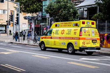Tel Aviv, İsrail - 15 Mart 2022 Ambulans Coronavirus salgını sırasında Tel Aviv sokaklarından geçerek İsrail 'i vurdu