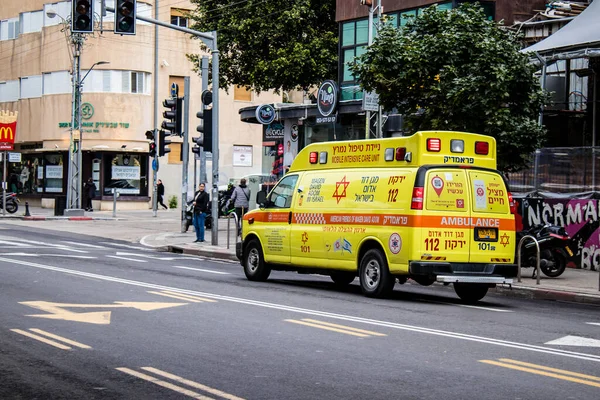 Tel Aviv Israel Marzo 2022 Ambulancia Recorriendo Las Calles Tel — Foto de Stock