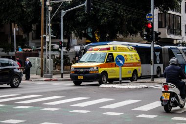 Tel Aviv, İsrail - 15 Mart 2022 Ambulans Coronavirus salgını sırasında Tel Aviv sokaklarından geçerek İsrail 'i vurdu