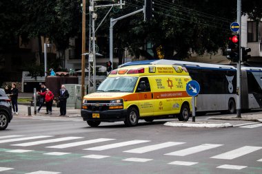 Tel Aviv, İsrail - 15 Mart 2022 Ambulans Coronavirus salgını sırasında Tel Aviv sokaklarından geçerek İsrail 'i vurdu