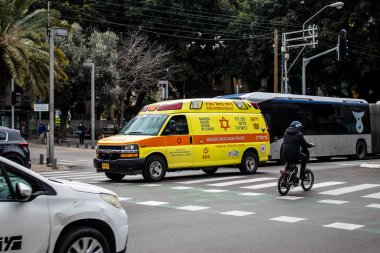 Tel Aviv, İsrail - 15 Mart 2022 Ambulans Coronavirus salgını sırasında Tel Aviv sokaklarından geçerek İsrail 'i vurdu