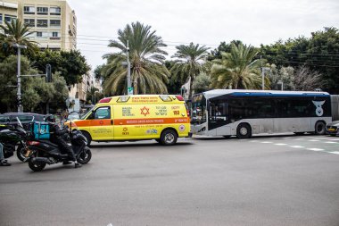 Tel Aviv, İsrail - 15 Mart 2022 Ambulans Coronavirus salgını sırasında Tel Aviv sokaklarından geçerek İsrail 'i vurdu