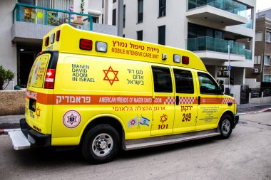 Tel Aviv, İsrail - 15 Mart 2022 Ambulans Coronavirus salgını sırasında Tel Aviv sokaklarından geçerek İsrail 'i vurdu