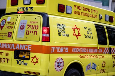 Tel Aviv, İsrail - 15 Mart 2022 Ambulans Coronavirus salgını sırasında Tel Aviv sokaklarından geçerek İsrail 'i vurdu