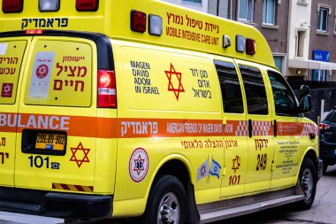 Tel Aviv, İsrail - 15 Mart 2022 Ambulans Coronavirus salgını sırasında Tel Aviv sokaklarından geçerek İsrail 'i vurdu