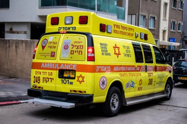 Tel Aviv, İsrail - 15 Mart 2022 Ambulans Coronavirus salgını sırasında Tel Aviv sokaklarından geçerek İsrail 'i vurdu