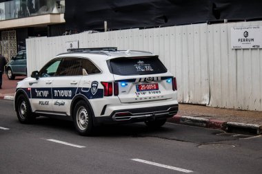 Tel Aviv, İsrail - 15 Mart 2022 Coronavirus salgını sırasında Tel Aviv sokaklarında dolaşan polis arabası İsrail 'i vurdu.