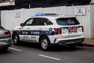 Tel Aviv, İsrail - 15 Mart 2022 Coronavirus salgını sırasında Tel Aviv sokaklarında dolaşan polis arabası İsrail 'i vurdu.