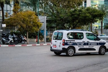 Tel Aviv, İsrail - 15 Mart 2022 Coronavirus salgını sırasında Tel Aviv sokaklarında dolaşan polis arabası İsrail 'i vurdu.