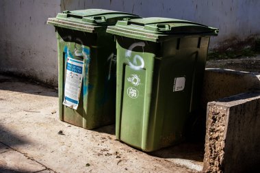 Tel Aviv, İsrail - 15 Mart 2022 Çöp konteynırı İsrail 'in en büyük ikinci şehri olan Tel Aviv şehir merkezinde yer almaktadır.