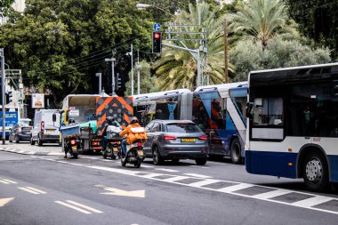 Tel Aviv, İsrail - 15 Mart 2022 İsrail 'in en büyük ikinci şehri Tel Aviv sokaklarında trafik sıkışıklığı