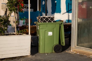 Tel Aviv, İsrail - 15 Mart 2022 Çöp konteynırı İsrail 'in en büyük ikinci şehri olan Tel Aviv şehir merkezinde yer almaktadır.