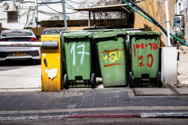 Tel Aviv, İsrail - 15 Mart 2022 Çöp konteynırı İsrail 'in en büyük ikinci şehri olan Tel Aviv şehir merkezinde yer almaktadır.