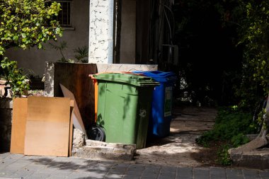 Tel Aviv, İsrail - 15 Mart 2022 Çöp konteynırı İsrail 'in en büyük ikinci şehri olan Tel Aviv şehir merkezinde yer almaktadır.