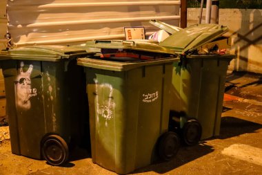 Tel Aviv, İsrail - 15 Mart 2022 Çöp konteynırı İsrail 'in en büyük ikinci şehri olan Tel Aviv şehir merkezinde yer almaktadır.