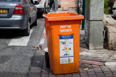 Tel Aviv, İsrail - 15 Mart 2022 Çöp konteynırı İsrail 'in en büyük ikinci şehri olan Tel Aviv şehir merkezinde yer almaktadır.