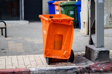 Tel Aviv, İsrail - 15 Mart 2022 Çöp konteynırı İsrail 'in en büyük ikinci şehri olan Tel Aviv şehir merkezinde yer almaktadır.