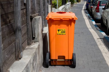 Tel Aviv, İsrail - 15 Mart 2022 Çöp konteynırı İsrail 'in en büyük ikinci şehri olan Tel Aviv şehir merkezinde yer almaktadır.