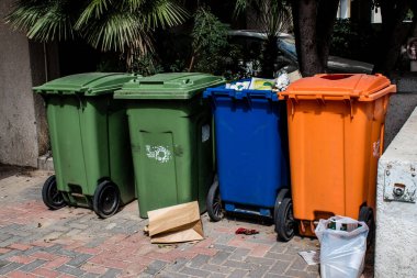 Tel Aviv, İsrail - 15 Mart 2022 Çöp konteynırı İsrail 'in en büyük ikinci şehri olan Tel Aviv şehir merkezinde yer almaktadır.