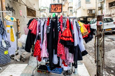 Tel Aviv, İsrail - 15 Mart 2022 Tel Aviv 'deki Purim karnavalı kutlamaları için kostüm ve aksesuarlar satıldı.