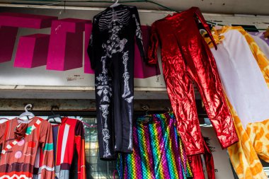 Tel Aviv, İsrail - 15 Mart 2022 Tel Aviv 'deki Purim karnavalı kutlamaları için kostüm ve aksesuarlar satıldı.