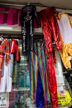 Tel Aviv, İsrail - 15 Mart 2022 Tel Aviv 'deki Purim karnavalı kutlamaları için kostüm ve aksesuarlar satıldı.