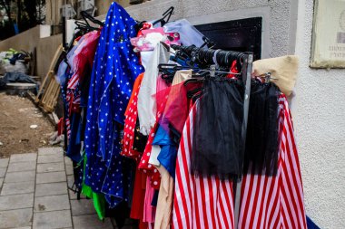 Tel Aviv, İsrail - 15 Mart 2022 Tel Aviv 'deki Purim karnavalı kutlamaları için kostüm ve aksesuarlar satıldı.