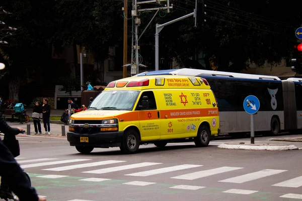 Tel Aviv Izrael Března 2022 Ambulance Projíždí Ulicemi Tel Avivu — Stock fotografie