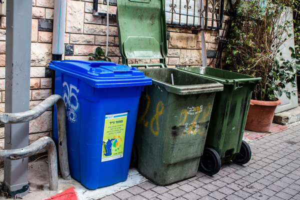 Тель-Авив, Израиль - 15 марта 2022 года Мусорный контейнер, расположенный в центре Тель-Авива, второй по величине город Израиля