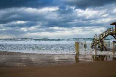 Tel Aviv, İsrail - 15 Mart 2022 Kış fırtınası sırasında Tel Aviv sahili