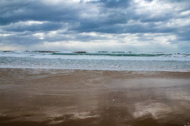 Tel Aviv, İsrail - 15 Mart 2022 Kış fırtınası sırasında Tel Aviv sahili