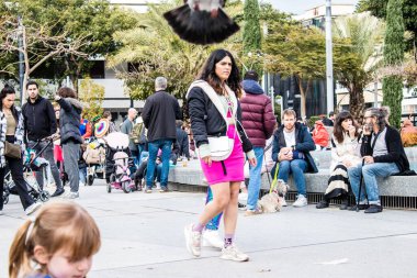 Tel Aviv, İsrail - 18 Mart 2022 Dizengoff Meydanı 'ndaki İsrail halkı, Mart ayında İsrail' de düzenlenen Purim karnavalı kutlaması için kostüm giymişti.