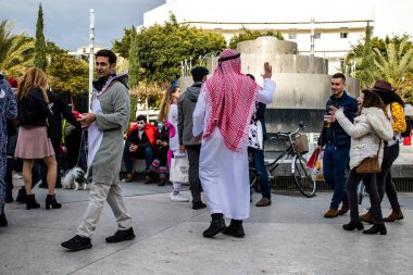 Tel Aviv, İsrail - 18 Mart 2022 Dizengoff Meydanı 'ndaki İsrail halkı, Mart ayında İsrail' de düzenlenen Purim karnavalı kutlaması için kostüm giymişti.