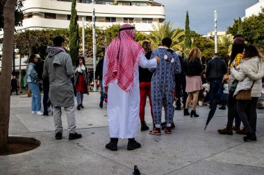 Tel Aviv, İsrail - 18 Mart 2022 Dizengoff Meydanı 'ndaki İsrail halkı, Mart ayında İsrail' de düzenlenen Purim karnavalı kutlaması için kostüm giymişti.