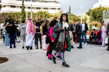 Tel Aviv, İsrail - 18 Mart 2022 Dizengoff Meydanı 'ndaki İsrail halkı, Mart ayında İsrail' de düzenlenen Purim karnavalı kutlaması için kostüm giymişti.