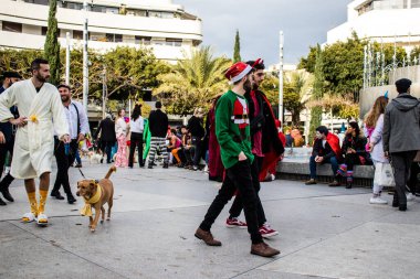 Tel Aviv, İsrail - 18 Mart 2022 Dizengoff Meydanı 'ndaki İsrail halkı, Mart ayında İsrail' de düzenlenen Purim karnavalı kutlaması için kostüm giymişti.