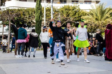 Tel Aviv, İsrail - 18 Mart 2022 Dizengoff Meydanı 'ndaki İsrail halkı, Mart ayında İsrail' de düzenlenen Purim karnavalı kutlaması için kostüm giymişti.