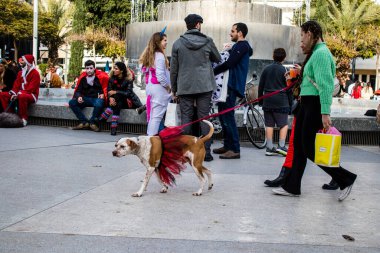 Tel Aviv, İsrail - 18 Mart 2022 Dizengoff Meydanı 'ndaki İsrail halkı, Mart ayında İsrail' de düzenlenen Purim karnavalı kutlaması için kostüm giymişti.