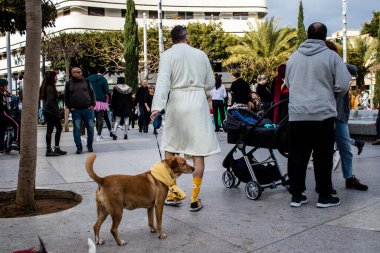 Tel Aviv, İsrail - 18 Mart 2022 Dizengoff Meydanı 'ndaki İsrail halkı, Mart ayında İsrail' de düzenlenen Purim karnavalı kutlaması için kostüm giymişti.
