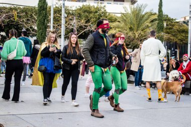 Tel Aviv, İsrail - 18 Mart 2022 Dizengoff Meydanı 'ndaki İsrail halkı, Mart ayında İsrail' de düzenlenen Purim karnavalı kutlaması için kostüm giymişti.
