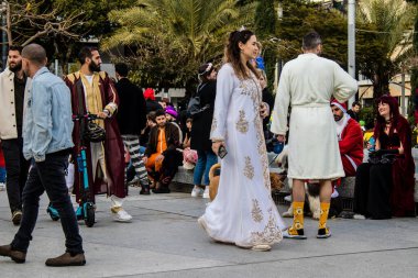 Tel Aviv, İsrail - 18 Mart 2022 Dizengoff Meydanı 'ndaki İsrail halkı, Mart ayında İsrail' de düzenlenen Purim karnavalı kutlaması için kostüm giymişti.